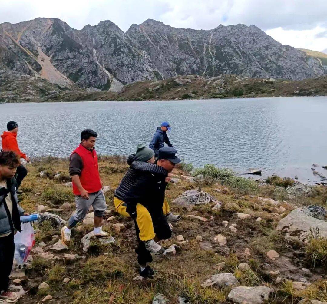 海拔4700米一女子高反失温获接力救援，送医及时已无大碍