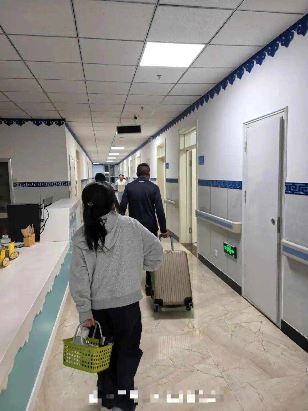 康复医院“客串”宾馆揽客，床位60元，标间300元；当地假期一房难求：经济型酒店1晚超1500元，平时一两百元